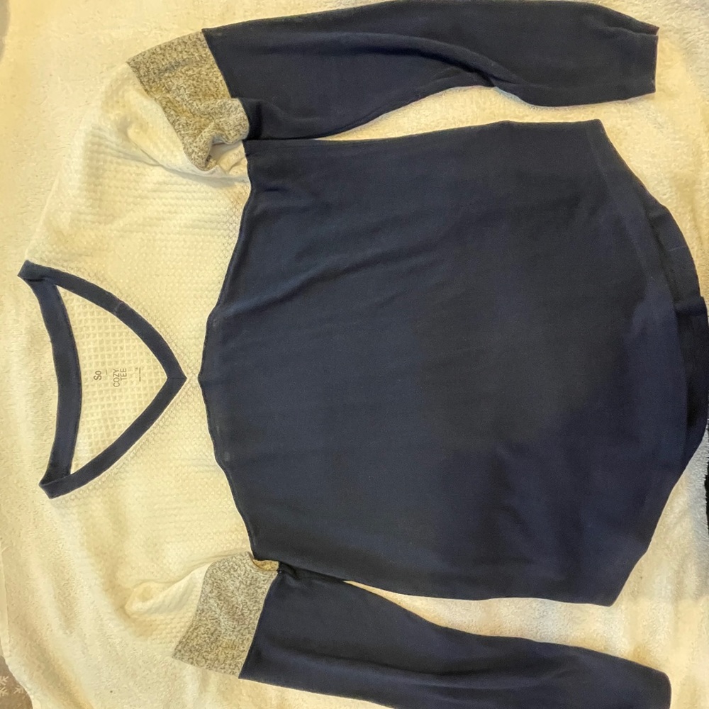 Blue/grey/white vneck sweater